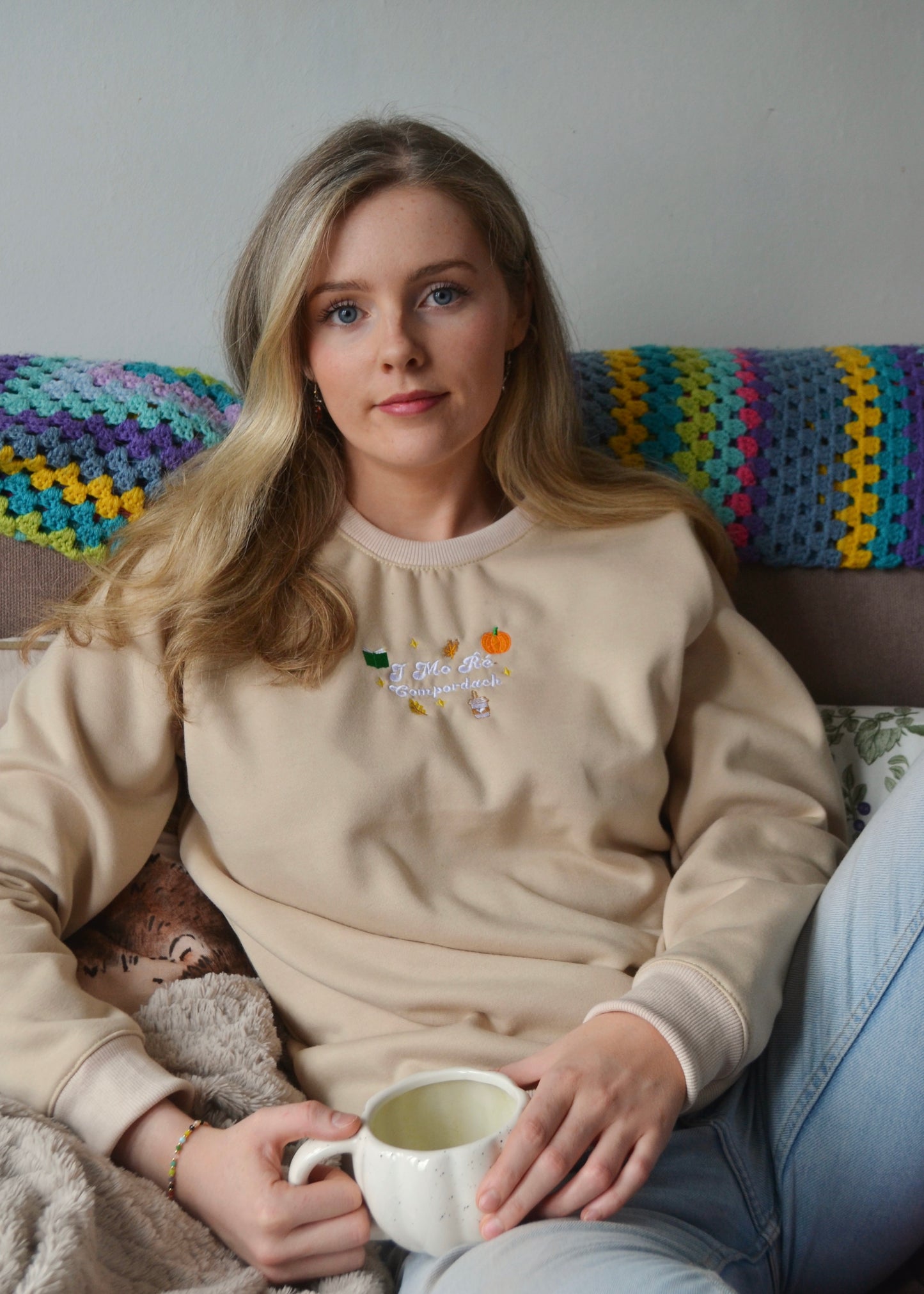 Irish ‘In My Cosy Era’ Sweatshirt Beige- I mo ré compordach